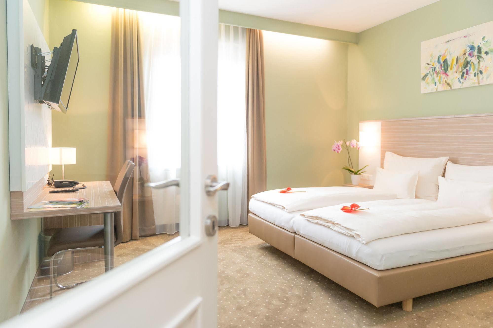 Hotel Raffel Еннерсдорф Экстерьер фото
