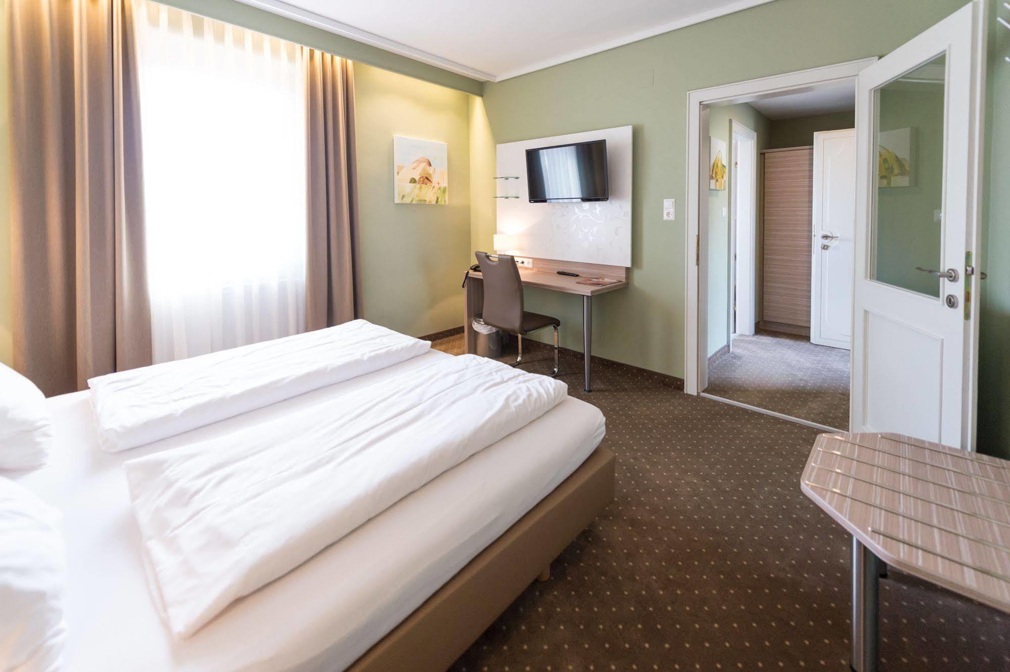 Hotel Raffel Еннерсдорф Экстерьер фото